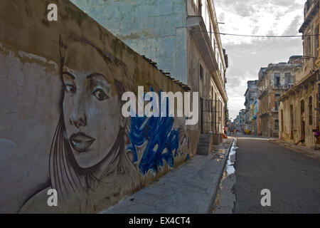 Horizontale Straßenansicht von baufälligen Gebäuden in Havanna, Kuba. Stockfoto