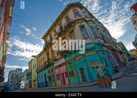 Horizontale Straßenansicht von baufälligen Gebäuden in Havanna, Kuba. Stockfoto