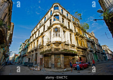Horizontale Straßenansicht von baufälligen Gebäuden in Havanna, Kuba. Stockfoto