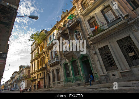 Horizontale Straßenansicht von baufälligen Gebäuden in Havanna, Kuba. Stockfoto