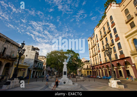 Horizontale Straßenansicht der Paseo el Prado in Havanna, Kuba. Stockfoto