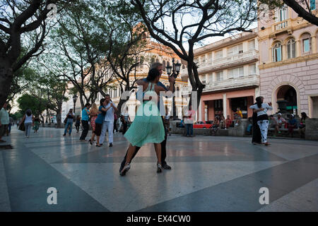 Horizontale Ansicht der Kubaner tanzen Tango auf der Straße in Havanna, Kuba. Stockfoto