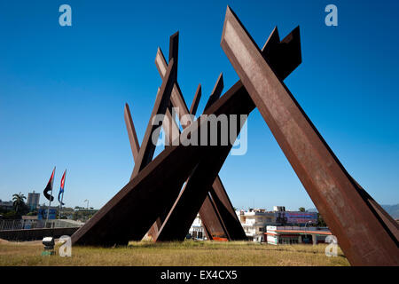 Horizontale Nahaufnahme von Macheten auf der Antonio Maceo Revolutionsplatz in Santiago De Cuba, Kuba. Stockfoto