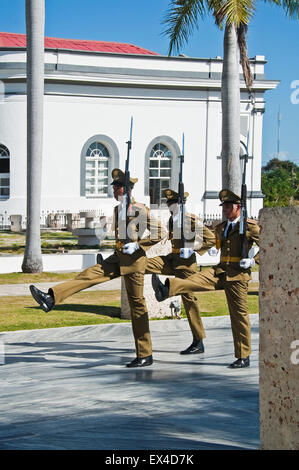 Vertikale Ansicht von den Wachen lustige Marsch am Mausoleum von Jose Marti in Santiago De Cuba, Kuba. Stockfoto