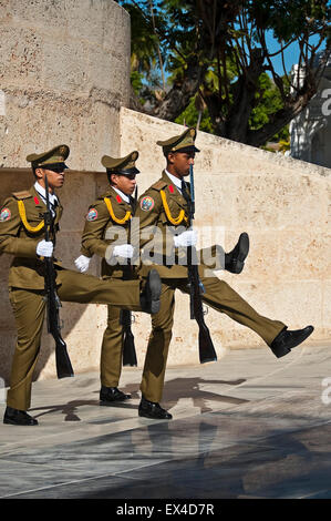 Vertikale Ansicht von den Wachen lustige Marsch am Mausoleum von JosŽ Marti in Santiago De Cuba, Kuba. Stockfoto