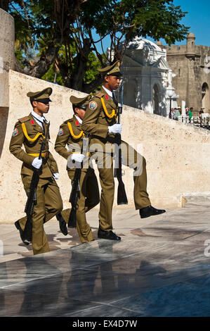 Vertikale Ansicht von den Wachen lustige Marsch am Mausoleum von JosŽ Marti in Santiago De Cuba, Kuba. Stockfoto