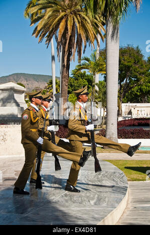 Vertikale Ansicht von den Wachen lustige Marsch am Mausoleum von JosŽ Marti in Santiago De Cuba, Kuba. Stockfoto