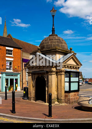 Die Dr Samuel Johnson Memorial in Uttoxeter Staffordshire England UK gebaut, um vor Ort zu markieren, wo er in der Buße im Regen Stand Stockfoto