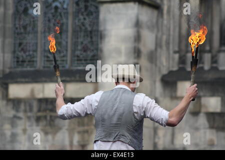 A Street Performer unterhält eine Menschenmenge auf dem Edinburgh Festival, August 2014. Stockfoto