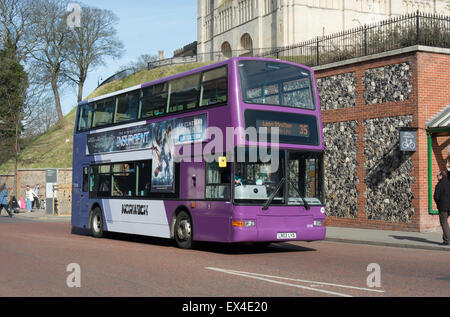 Dennis Trident Plaxton Präsident Bus in der neuesten First Group Livree übergibt Norwich Schloss während auf violette Linie Route 35 Stockfoto