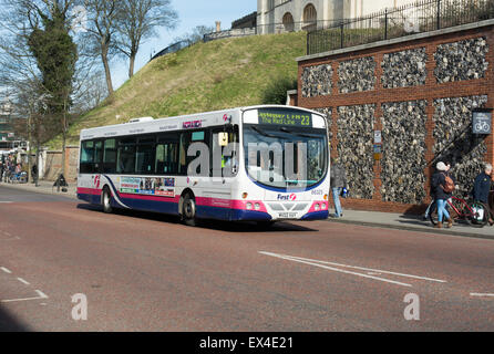 Ein Volvo B7L mit Wrightbus Karosserie betrieben von Erste Group Norwich Netzwerk auf Route 23 Stockfoto