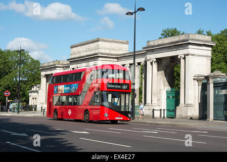 Ein vor kurzem gelieferter neue Routemaster Bus übergibt die Apsley Tore am Hyde Park Corner während unterwegs 137 Stockfoto