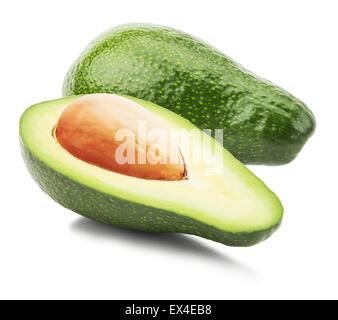 grüne Avocados auf dem weißen Hintergrund isoliert. Stockfoto