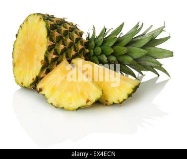 Ananasscheiben auf dem weißen Hintergrund. Stockfoto