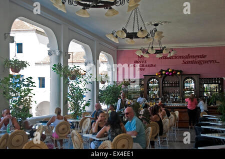 Horizontale Ansicht von Touristen auf der Terrasse mit Bar im Hotel Casa Granda in Santiago De Cuba, Kuba. Stockfoto