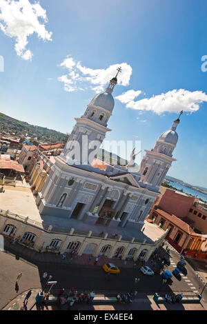 Vertikale Luftaufnahme der Kathedrale in Santiago De Cuba, Kuba. Stockfoto