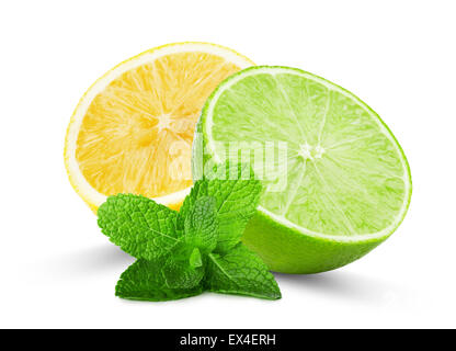 die Hälfte der Limette und Zitrone mit Minze auf dem weißen Hintergrund isoliert. Stockfoto