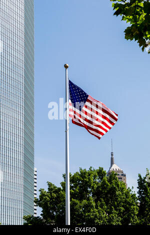 Die amerikanische Flagge auf einem Mast in der Innenstadt von Oklahoma City, Oklahoma, USA. Stockfoto