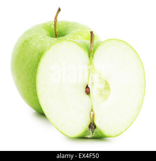 Grüner Apfel mit der Hälfte der Apfel auf dem weißen Hintergrund isoliert. Stockfoto
