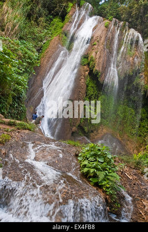 Vertikale Ansicht der Wasserfälle im Topes de Collantes Nationalpark in Kuba. Stockfoto