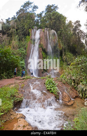 Senkrechten (vertikalen Stich 2 Bild) Aussicht auf Wasserfälle im Topes de Collantes Nationalpark in Kuba. Stockfoto