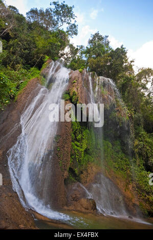 Vertikale Ansicht der Wasserfälle im Topes de Collantes Nationalpark in Kuba. Stockfoto