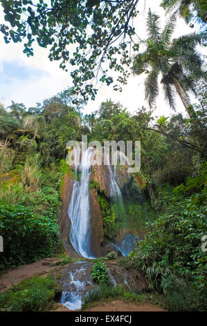 Vertikale Ansicht der Wasserfälle im Topes de Collantes Nationalpark in Kuba. Stockfoto