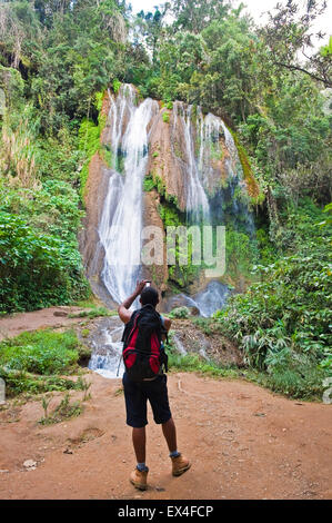 Vertikale Ansicht der Wasserfälle im Topes de Collantes Nationalpark in Kuba. Stockfoto