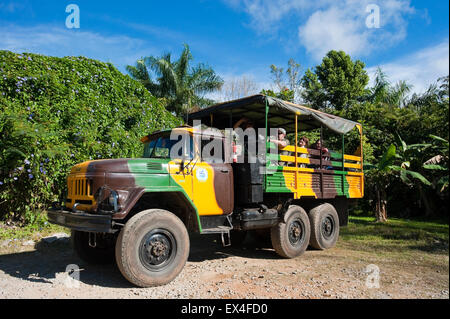 Horizontale Ansicht von Touristen sitzen an Bord einen alten russischen Militär-LKW im Topes de Collantes Nationalpark in Kuba. Stockfoto