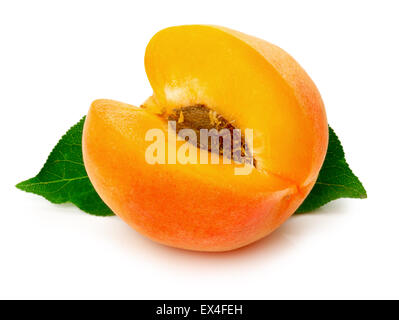 leckere Reife Aprikosen auf dem weißen Hintergrund. Stockfoto