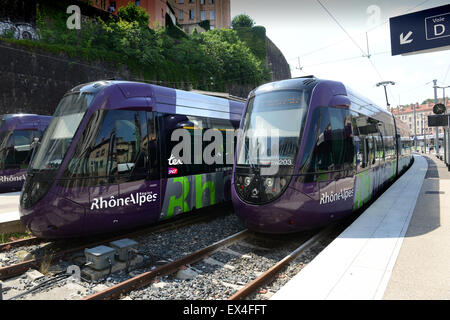 Neue moderne elektrische Züge Alstom am Gare de St Paul in Lyon auf der Rhône-Alpes Bahn Frankreich Europa Stockfoto