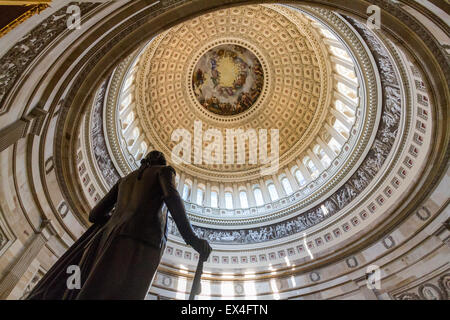 Statue von George Washington in der Rotunde des US-Kapitol in Washington D.C. Stockfoto