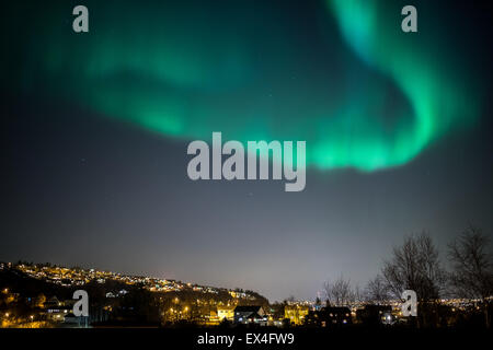 Wahre geomagnetischen Sturm in Norwegen, Stadtbild von Trondheim. Stockfoto