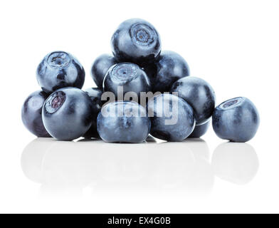Gruppe von frischen Heidelbeeren isoliert auf weißem Hintergrund. Stockfoto