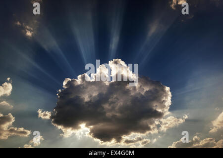 Sonnenstrahlen die Wolken von Beahind ausgehen Stockfoto