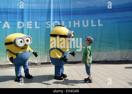 Kind Junge trifft interagiert mit den Schergen im Touchwood Einkaufszentrum Stockfoto