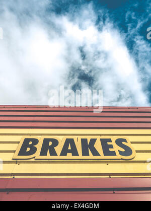 Eine Auto-Werkstatt oder Garage mit knallig Bremsen Zeichen Stockfoto