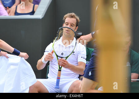 Wimbledon, Großbritannien. 6. Juli 2015. Das Tennisturnier von Wimbledon. Gentlemens Singles viertes Vorrundenspiel Richard Gasquet (Fra) spielt mit seinem Schläger während einer Pause, als er Nick Kyrgios (Aus) Credit besiegt: Action Plus Sport/Alamy Live News Stockfoto