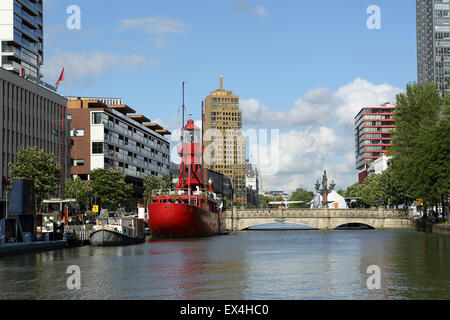 Das Leuchtturm-Schiff in Rotterdam, Niederlande. Das Schiff liegt auf der Maas und ist heute ein schwimmendes Restaurant und Stockfoto