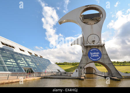 Falkirk Wheel und Besucher - die Welt des Zentrums rotierende erste und einzige Schiffshebewerk - gesehen von der Bootsfahrt Stockfoto