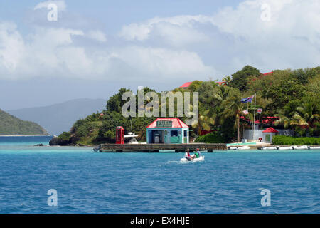 Ein paar Kreuzfahrt Segler aus der Verankerung dargelegt und nehmen ihre Jolle in der Kraftstoff-Dock am Trellis Bay in Tortola auf den BVI Stockfoto