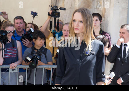 Paris, Frankreich. 6. Juli 2015. Daria Strokous Posen vor der Teilnahme von Christian Dior Herbst Winter 2015-2016 Kredit zeigen: Nicolas Kovarik / Pacific Press/Alamy Live News Stockfoto