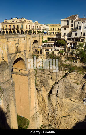 El Tajo Schlucht Klippe mit Brücke Puente Nuevo und Hotels in Ronda Spain Stockfoto