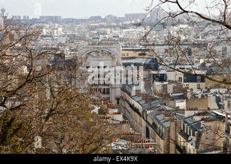 Blick über Paris von der Butte Montmartre bis Rue de Clignancourt Stockfoto