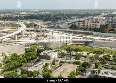 Arial Ansicht des komplizierten mehrstufigen Landstraße Systems in der Nähe von Miami International Airport Stockfoto