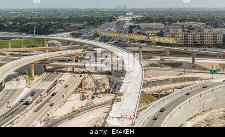 Schwere Konstruktion arbeiten immer unterwegs auf der Autobahnsystem in der Nähe von Miami International Airport - August 2014 Stockfoto