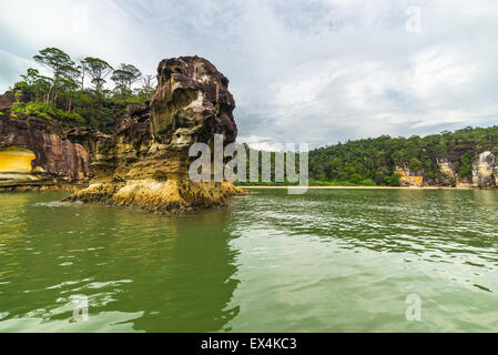 Raue Küste im Bako Nationalpark, West Sarawak, Borneo, Malaysia. Erschossen von Boot vor der Küste mit wunderschönen Klippen genommen. Stockfoto