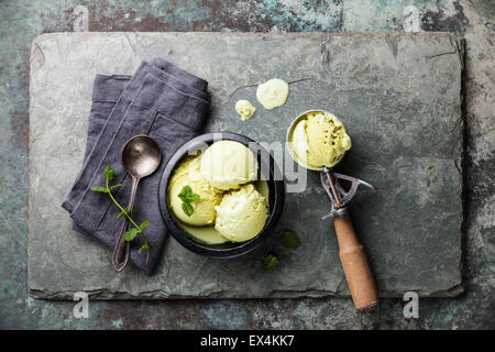 Grüner Tee-Eis mit Minze und Löffel für Eis auf Stein Schiefer Hintergrund Stockfoto