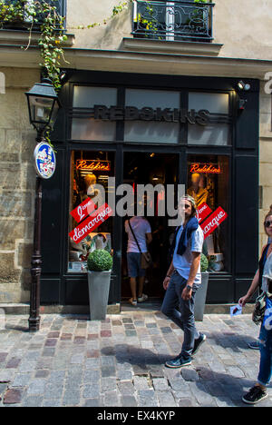 Paris, Frankreich, Menschen beim Einkaufen im Marais-Viertel. Summer Sales, Front Shop, Rue des Rosiers Stockfoto