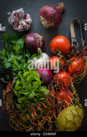 Gemüse in Zeichenfolge Tasche frisch vom Markt auf Schiefer Hintergrund: Ansicht von oben Stockfoto